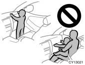 Do not sit on the edge of the seat or lean over the dashboard when the vehicle is in use, since the front airbags inflate with considerable speed and force.