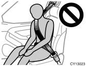 Do not allow a child to lean his/her head or any part of his/her body against the front door or the area of the seat, front pillar or roof side from which the side airbag and curtain shield airbag