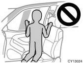 Do not allow a child to kneel on the passenger seat facing the passenger s side door, since the side airbag and curtain shield airbag inflate with considerable speed and