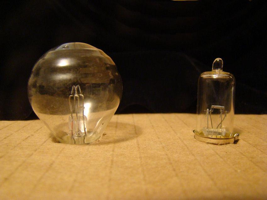 Picture of quartz-halogen bulb An original style incandescent on the left, a quartz-halogen replacement on the right.