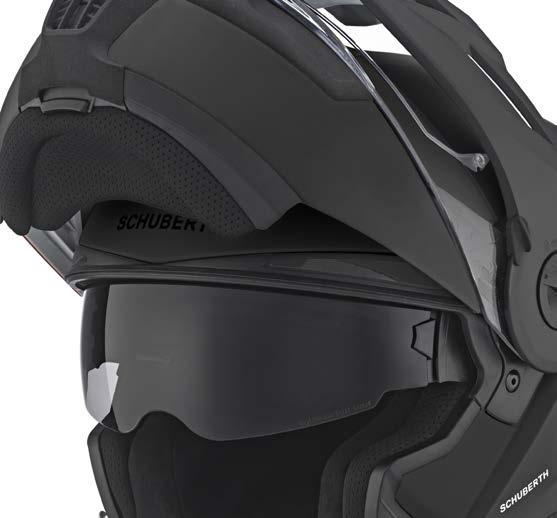Discover the world with the SCHUBERTH E1 in your daily life, going off road and on touring trips.
