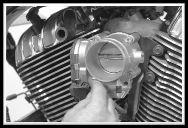 Plug connector into throttle body Picture 25