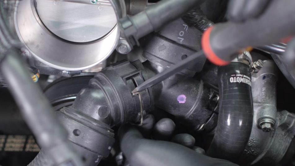 24. Remove the locking circlip from the quick-disconnect fitting on the other end of the upper radiator hose.