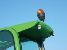 Sun blinds on the overhead window and the upper part of the windscreen keep the sun from the operator s head and eyes (standard on PLUS model).