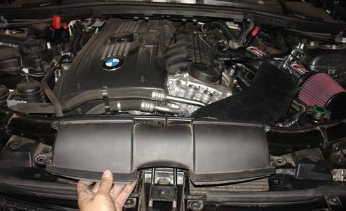 on the 135i, use two m6 x 16mm bolts to fasten the air scoop.