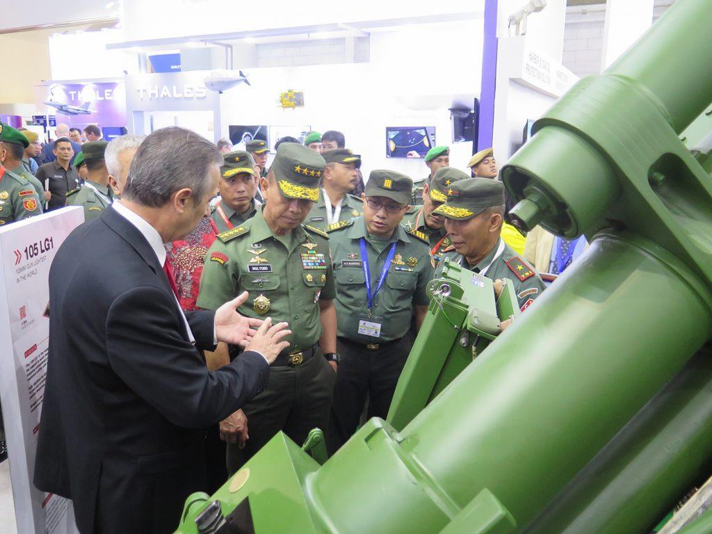 Army Chief of Indonesia General MULYONO with the Nexter director for Asia at Nexter booth. Nexter s 105 LG1 light towed howitzer was one of the stars of the French exhibit in Jakarta.