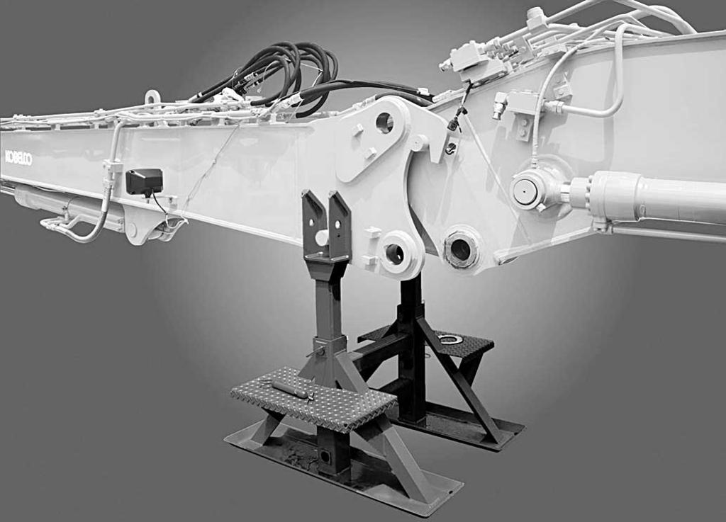 When mounting an attachment, the hooks on the front boom are engaged on the positioning bars on the tip of the main boom.