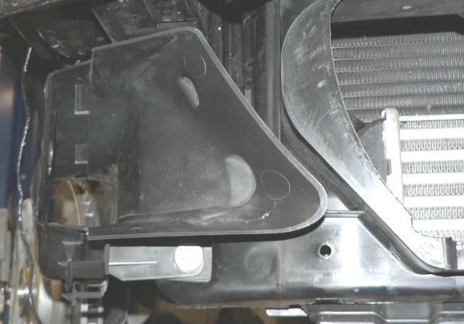 Remove the oil lines (1) from the oil filter control housing by removing the bolt marked with an arrow.