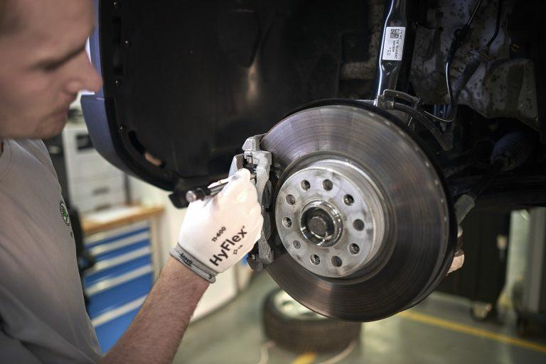Professional service centres, on the other hand, do all necessary checks as part of your Brakes and chassis The brakes and