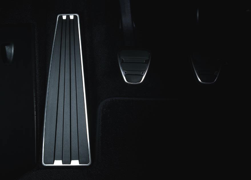 Door trim package with Aluminium Look finish Evoke the purity and simplicity of racing car design with these