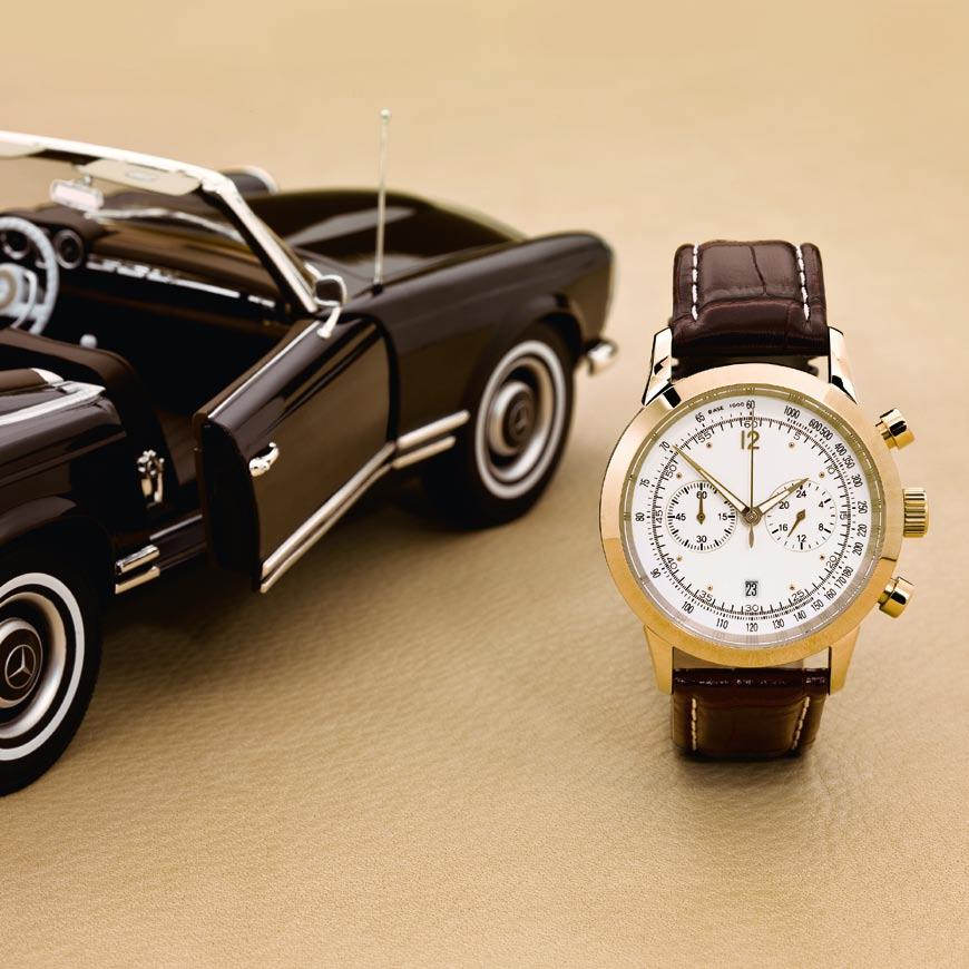 1 Model car: B6 604 0455 1 RETROGRAPH CHRONOGRAPH WATCH Gold-plated stainless steel case, brown crocodile-effect leather strap. White dial, date feature. 60-minute stopwatch function. 24-hour display.