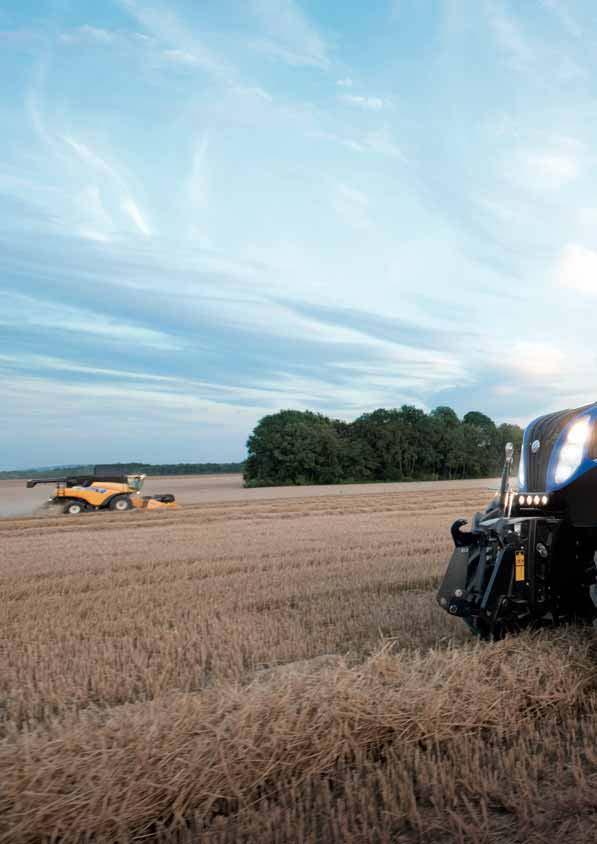 2 3 THE FIRST AGRICULTURAL CROSSOVER STYLISH AND STABLE, POWERFUL AND ABLE.TYPICALLY NEW HOLLAND New Holland DNA runs through every aspect of the T8 tractor series. A long wheelbase for stability.