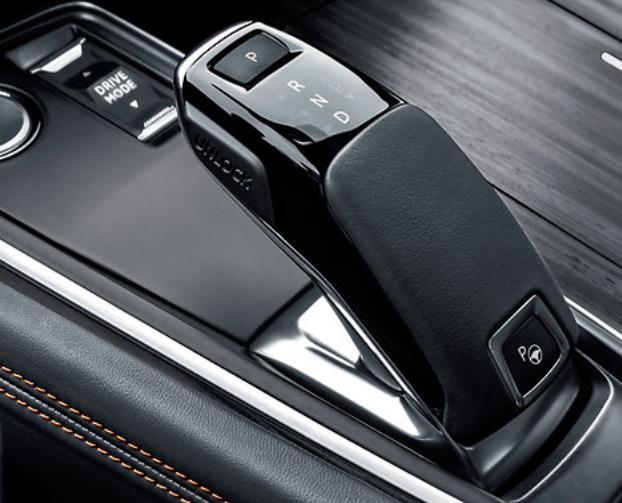In -keeping with the PEUGEOT i-cockpit theme, the touchscreen is angled towards the driver.