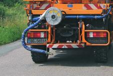 Front axle locking device for the Unimog to prevent chassis distortion (one-side-deflection) when the arm