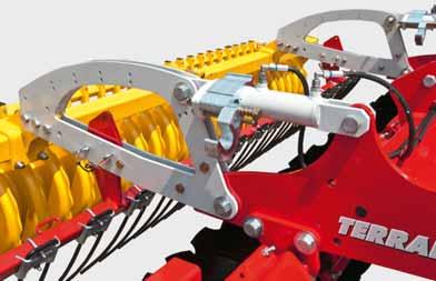 Convenient operation The rear rollers assume the role of depth control for the disc harrow. Working depth is adjusted hydraulically and quickly without risk to the operator.
