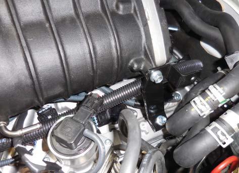 Install the bracket shown and torque both upper and lower bolts to 28 Nm (21 ft