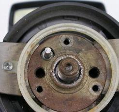 (Figure 18) If you have an aftermarket steering wheel you may need a wire to attach the horn (as shown below). We have included it with your column, just in case.
