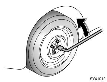 04 05.18 When storing the spare tire, put it in place with the outer side of the wheel facing up.