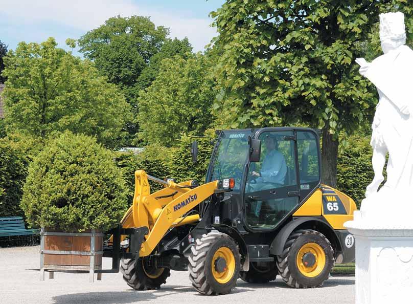 versatile. When working with Komatsu pallet forks, the operator can rely on EF cinematic to transport loads parallel to the ground without readjusting the fork tines.