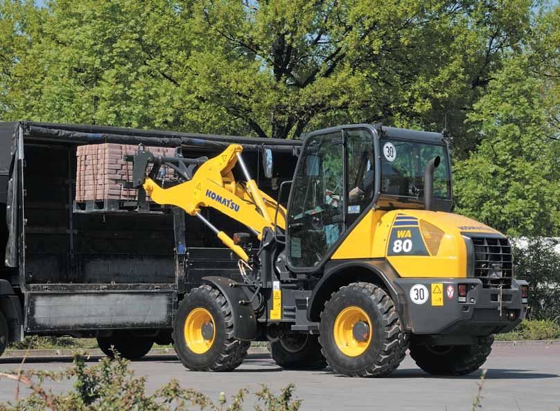 When working with Komatsu pallet forks, the operator can rely on EF cinematic to transport loads parallel to the ground without readjusting the fork tines.