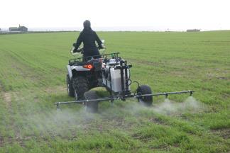 metre flexible hose (longer if required) A de-luxe trailed boom sprayer with hand lance ideal for field margin, paddock & amenity spraying 125 litre tank with lid filter Mini-trailer with adjustable
