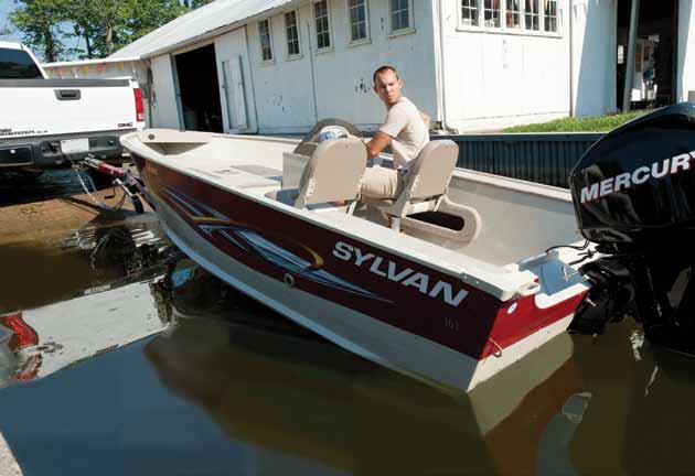 .080 " Bottom GAUGE -PASSENGER SEATING SELECT 1 2 Specs: Some models shown with optional equipment, including snap-in carpet, trolling motor and sonar unit. 1. BOW STORAGE I Extra in-floor storage keeps everything neat and protected.