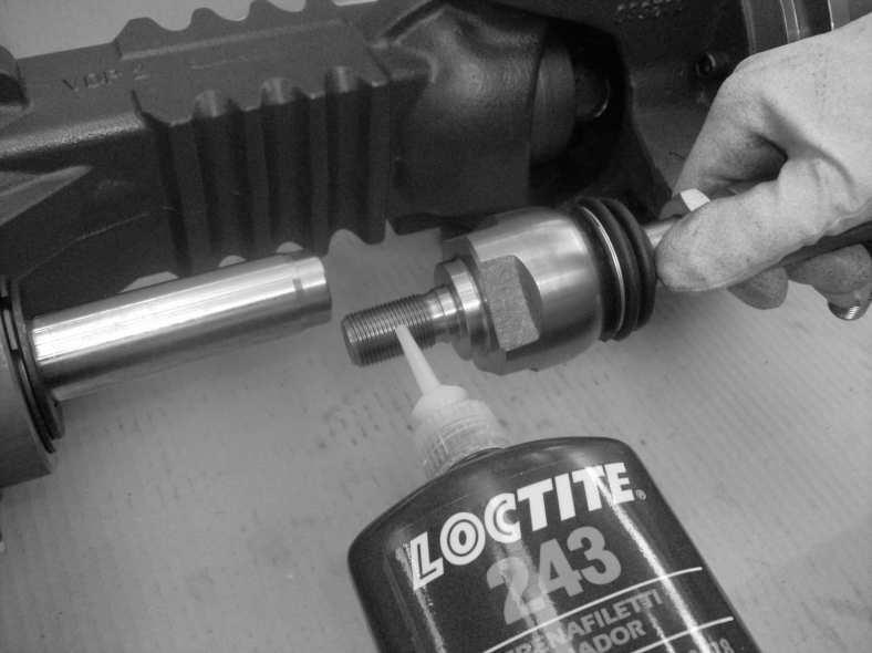 Tighten the screws with a torque wrench at a torque of 15 danm.