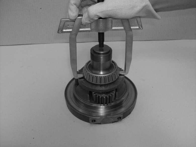 wheel hub (15) using an extractor.