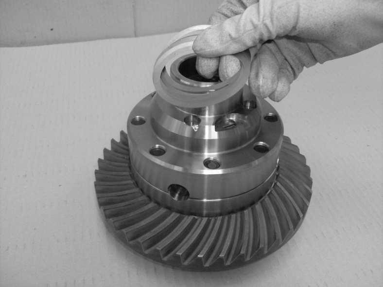 differential housing assembly with an extractor.