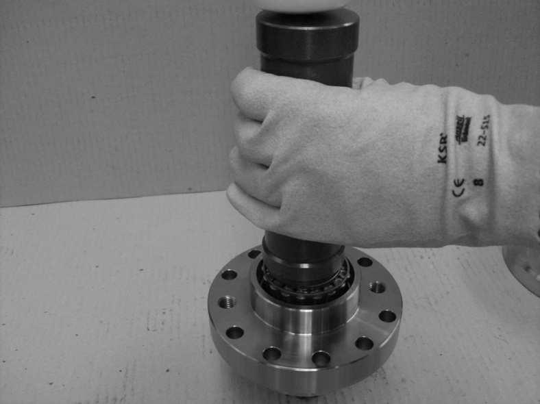 5 Fit the spacer ring (7) on the bevel pinion (2) with the shoulder facing towards the head of the pinion.