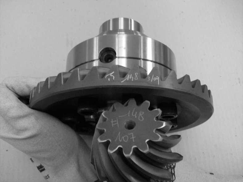 A IMPORTANT: this measurement is functional for adjusting the bevel gear. 18 Read value X printed on the head of the bevel pinion (2).
