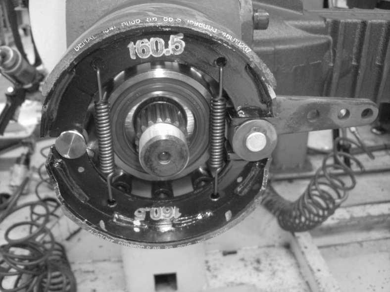 NOTE: check correct operation of the drum brake by means of the