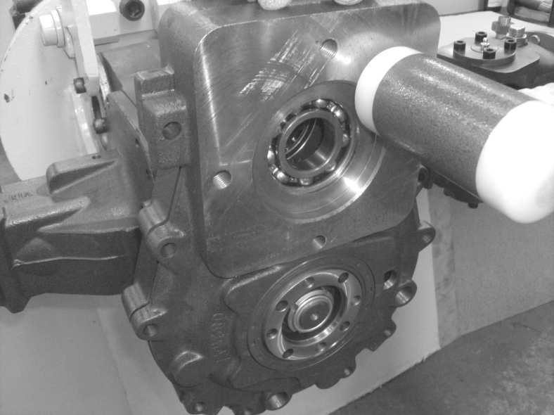the area coupling the housing (10) with the 1 speed gearbox