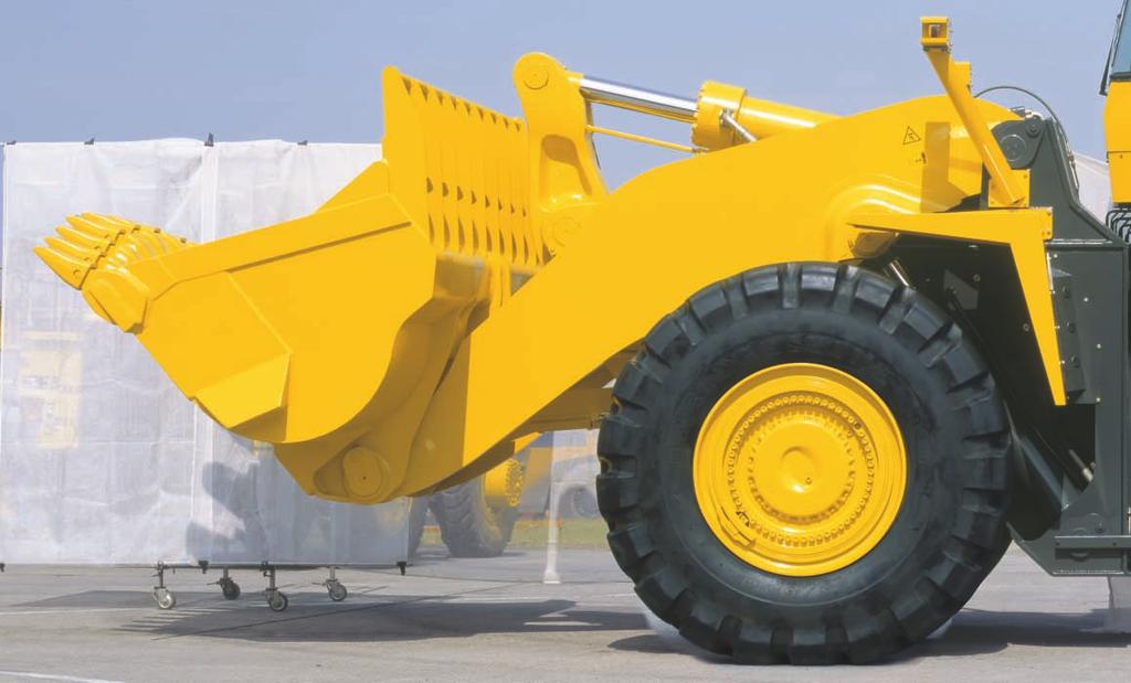 WA900-3E0 W HEEL L OADER WALK-AROUND High Productivity & Low Fuel Consumption High performance Komatsu SAA12V140E-3 engine Low fuel consumption Dual-mode active working power select system Large
