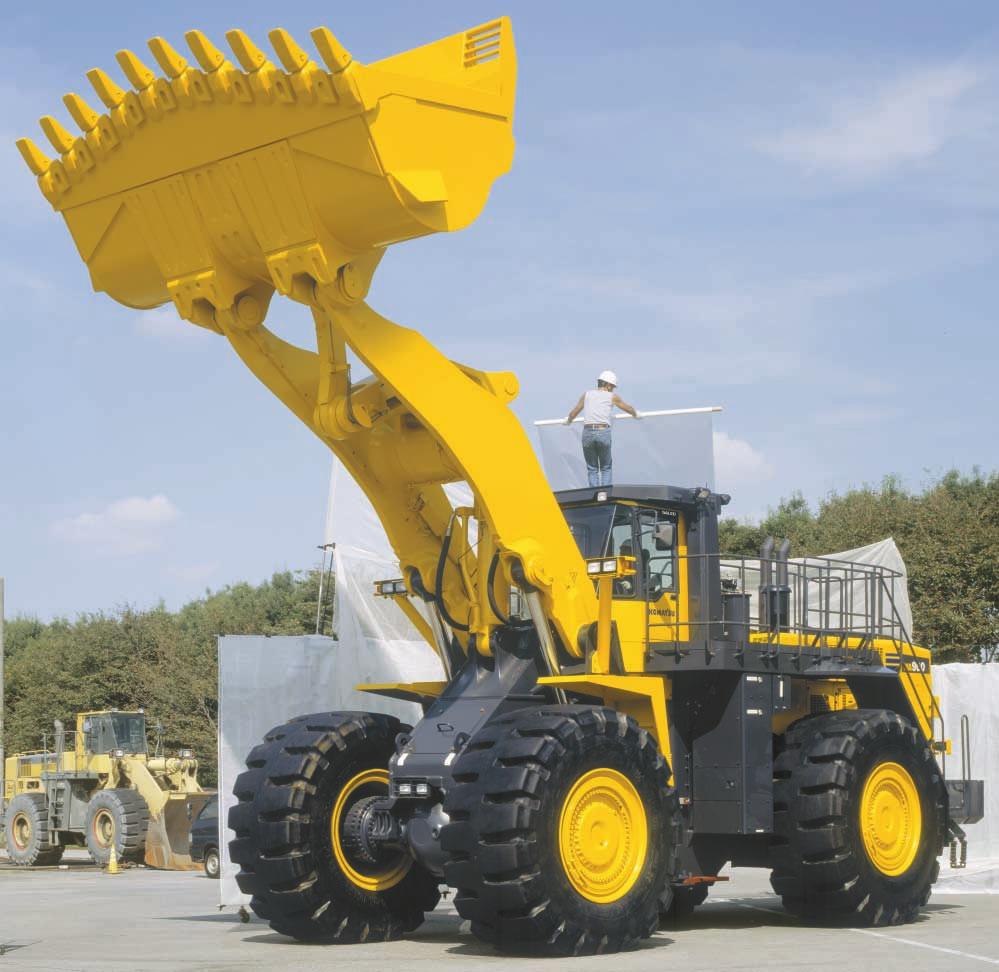 WHEEL LOADER WA900-3E0 Large Dumping Clearance Excellent Stability The WA900-3E0 was designed with ample dumping clearance for dump truck matching.