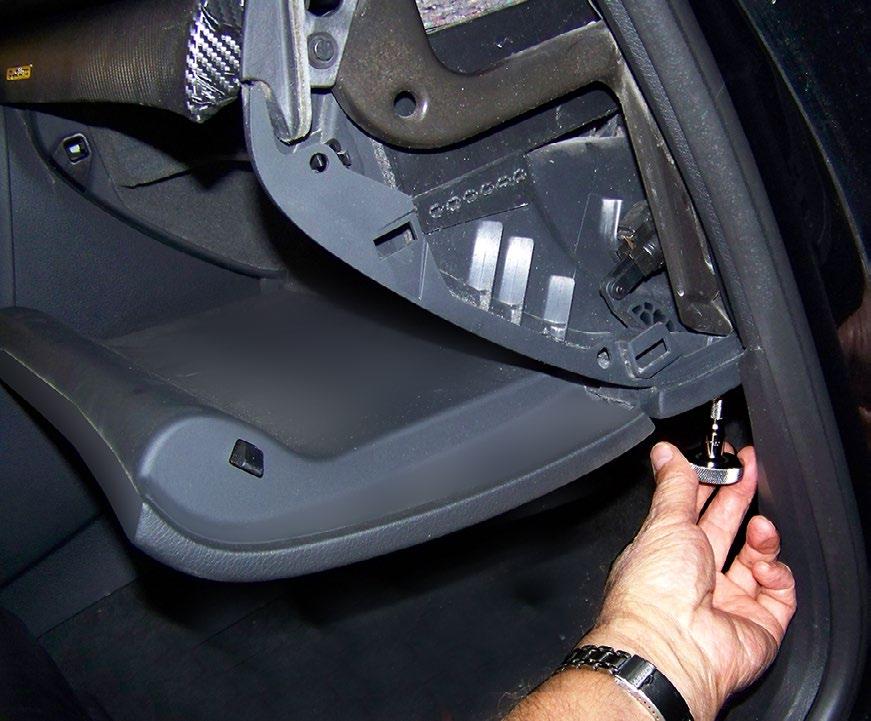 Audi B6/B7 (A4/S4/S4) Step 4 emove the two lower glove box screws.