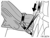2. Fully extend the shoulder belt to put it in the lock mode. When the belt is then retracted even slightly, it cannot be extended.