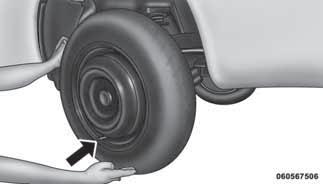 Be sure to mount the spare tire with the valve stem facing outward. The vehicle could be damaged if the spare tire is mounted incorrectly.
