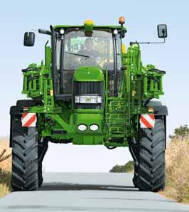 When you get to the end of a field the switch from 2-wheel to 4-wheel steer can either be fully automated via the Headland Management System (HMS) or you can change manually using the conveniently