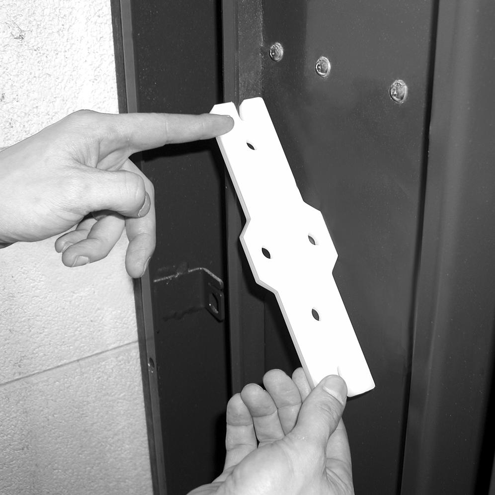 Secure counterweight from falling over while installing the guide plate assembly. Personal injury can result.
