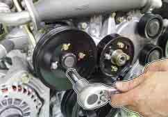 Turn the auto tensioner counterclockwise and remove the fan belt. Slacken the pulley bolt. 2.