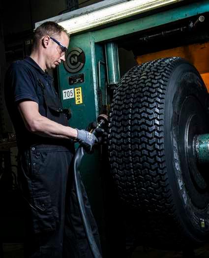 PRE-CURE In the Pre-Cure retreading process the application of the new tread is performed without a curing mould. The tyre is put together using a pre-shaped tread and binding layer.
