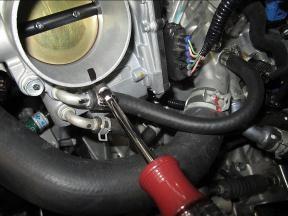 Install the provided 10 5/16 hose (P) and two 1/4 hose clamps (O) on the throttle body and thermostat and tighten the hose