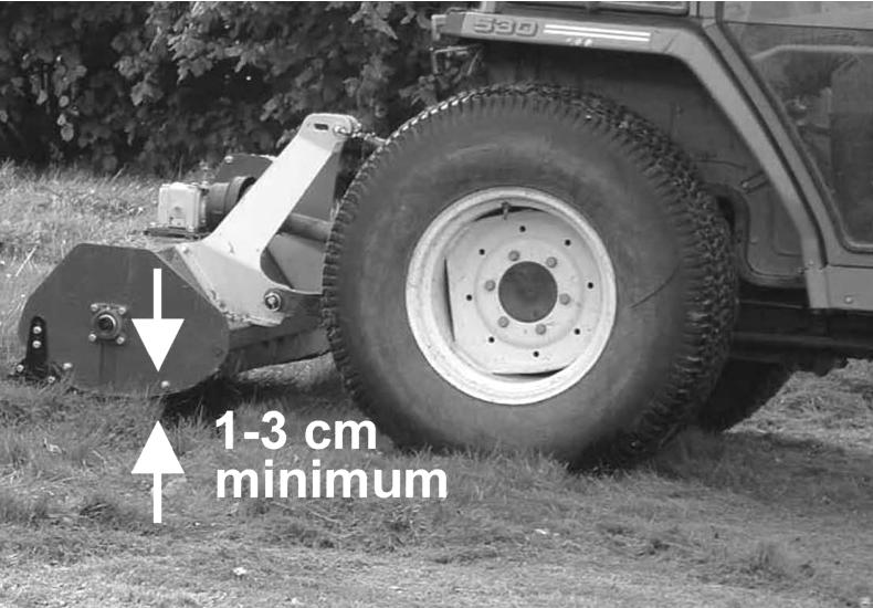 The cutting height can be regulated with the hydraulic system on the tractor and/or rear roller adjustment see photo opposite. The minimum height of cut should be between 1 3cm.