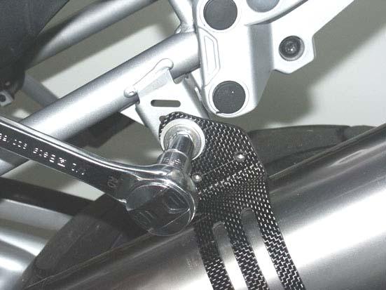7. For R 1200 GS & HP2 model: tighten the carbon-fiber clamp onto the stock chassis hanging