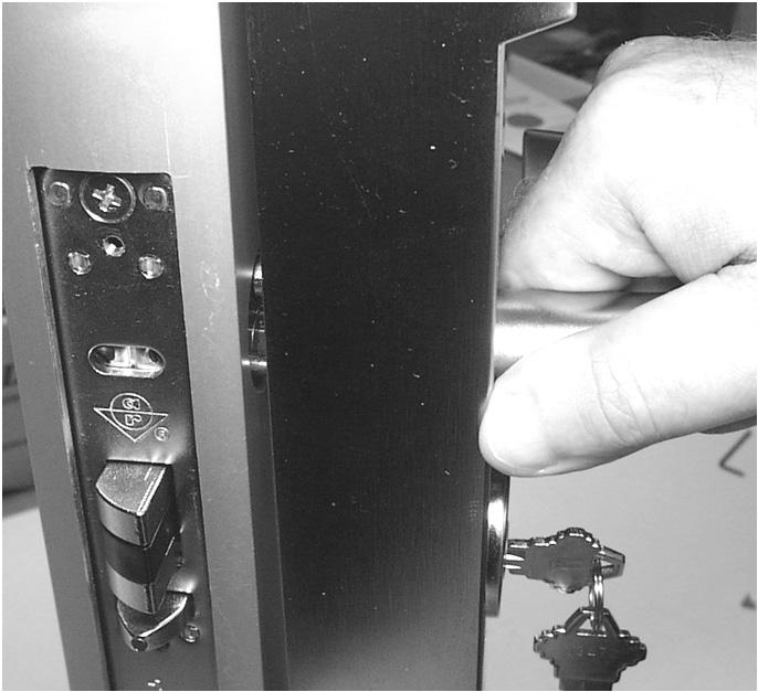 Push in latch during interface cylinder installation Interface cylinder Fig. 5d: Tighten the interface cylinder set screw Fig.