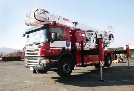 12 PRODUCT LINE UP EVERDIGM Aerial Platform 29(EAP29) Working height 29M 3 telescopic booms & 1 articulated jib boom H
