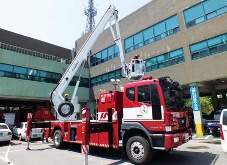 outrigger EVERDIGM Aerial Platform 48(EAP48) Working height 48M 5 telescopic booms & 1 articulated jib boom H type