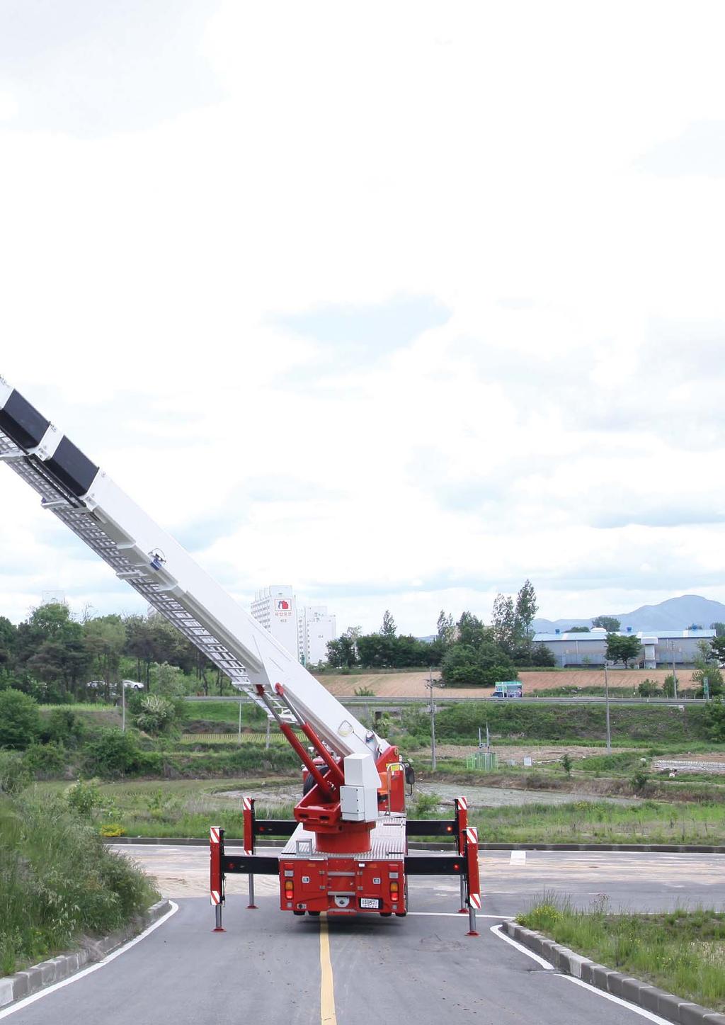 3 CHALLENGING THE HEIGHT! EVERYTHING IS REACHABLE! The EVERDIGM Aerial Platform is designed for effective rescue and fire fighting in high rise buildings on fire.