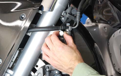 Grasp the inspection tool and check the tension by pulling lightly on the tool as shown. The tool should not slip out.